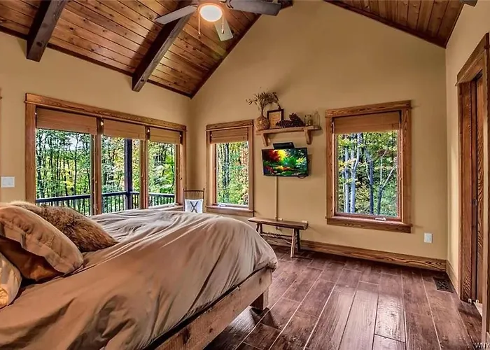 Luxurious Chalet! Hot-Tub, Bonfire & Ideal Location For Skiing & Town