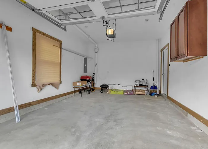 Luxurious 3-Bedroom Townhouse Walk To Village