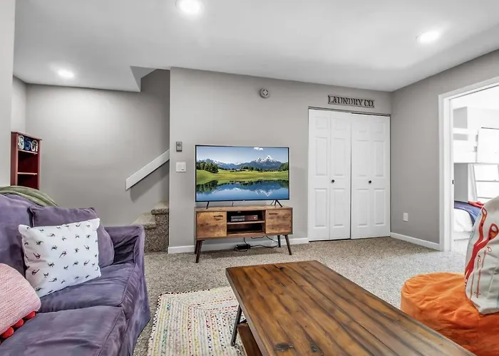 Modern Townhome With Decks Fireplace & Mountain Views
